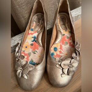 Women's 8.5 M Born Julianne Floral Metallic Silver Ballet Flats